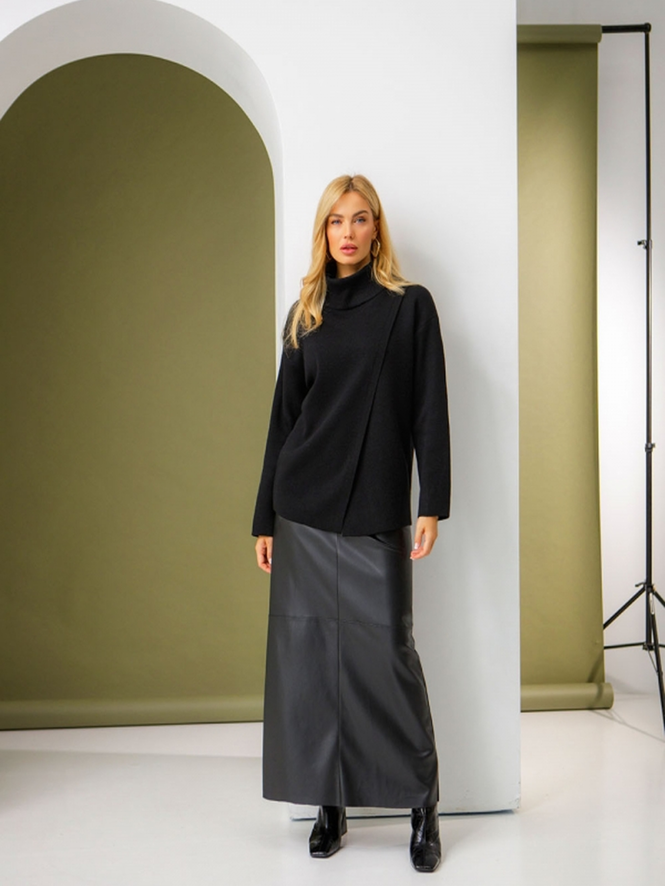 Светр TrikoBakh модель 2547-chornij Фото