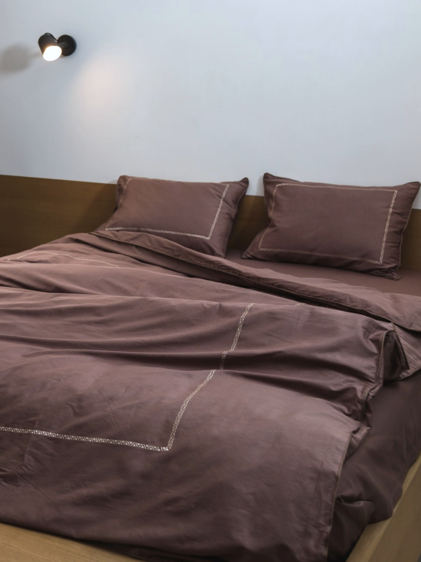 Комплект постельного белья с аутентичной вышивкой и кантом Stucco в сатиновом чехле для хранения Ecotton модель 25092 Фото