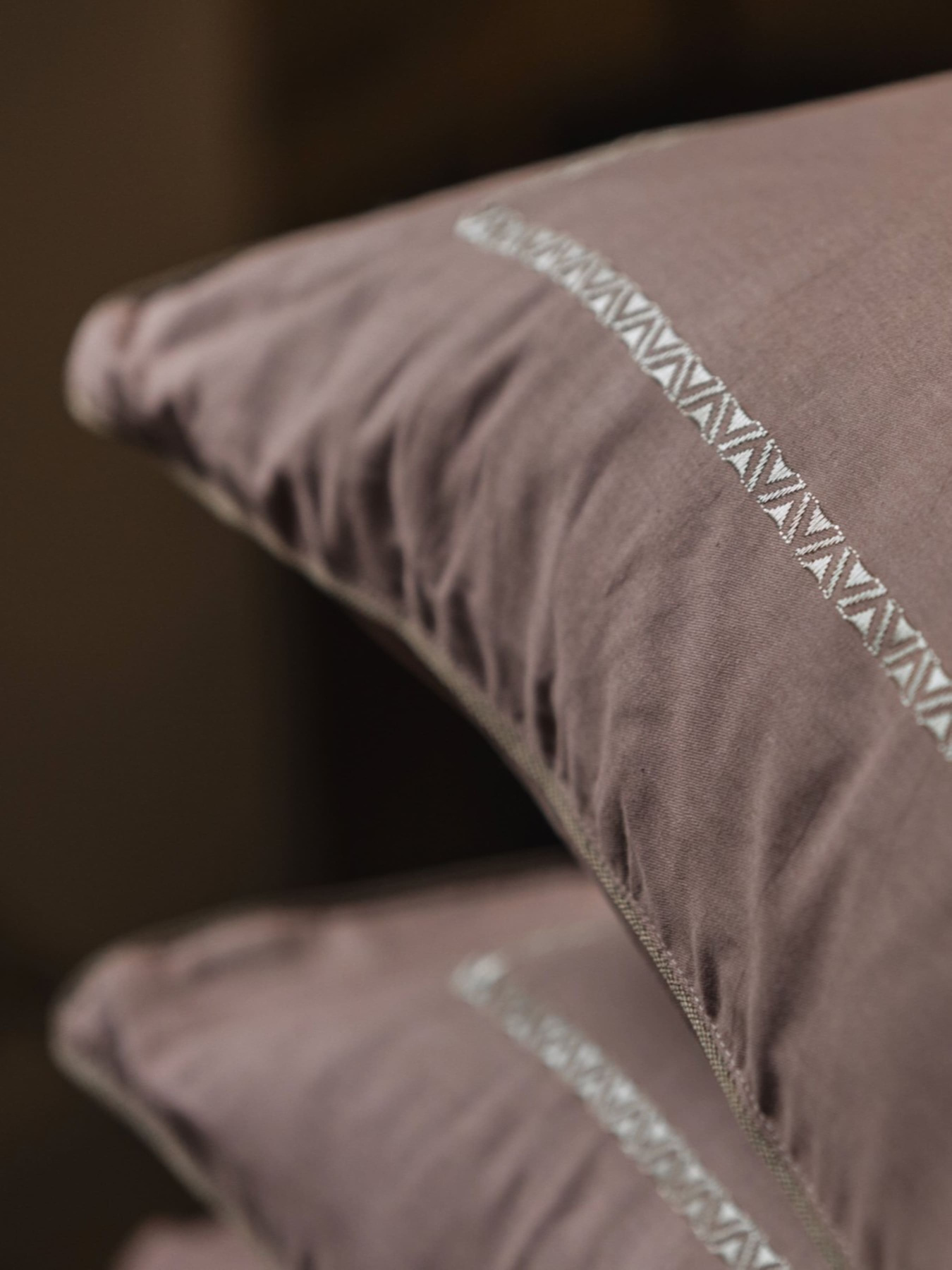 Комплект постельного белья с аутентичной вышивкой и кантом Stucco в сатиновом чехле для хранения Ecotton модель 25092 Фото