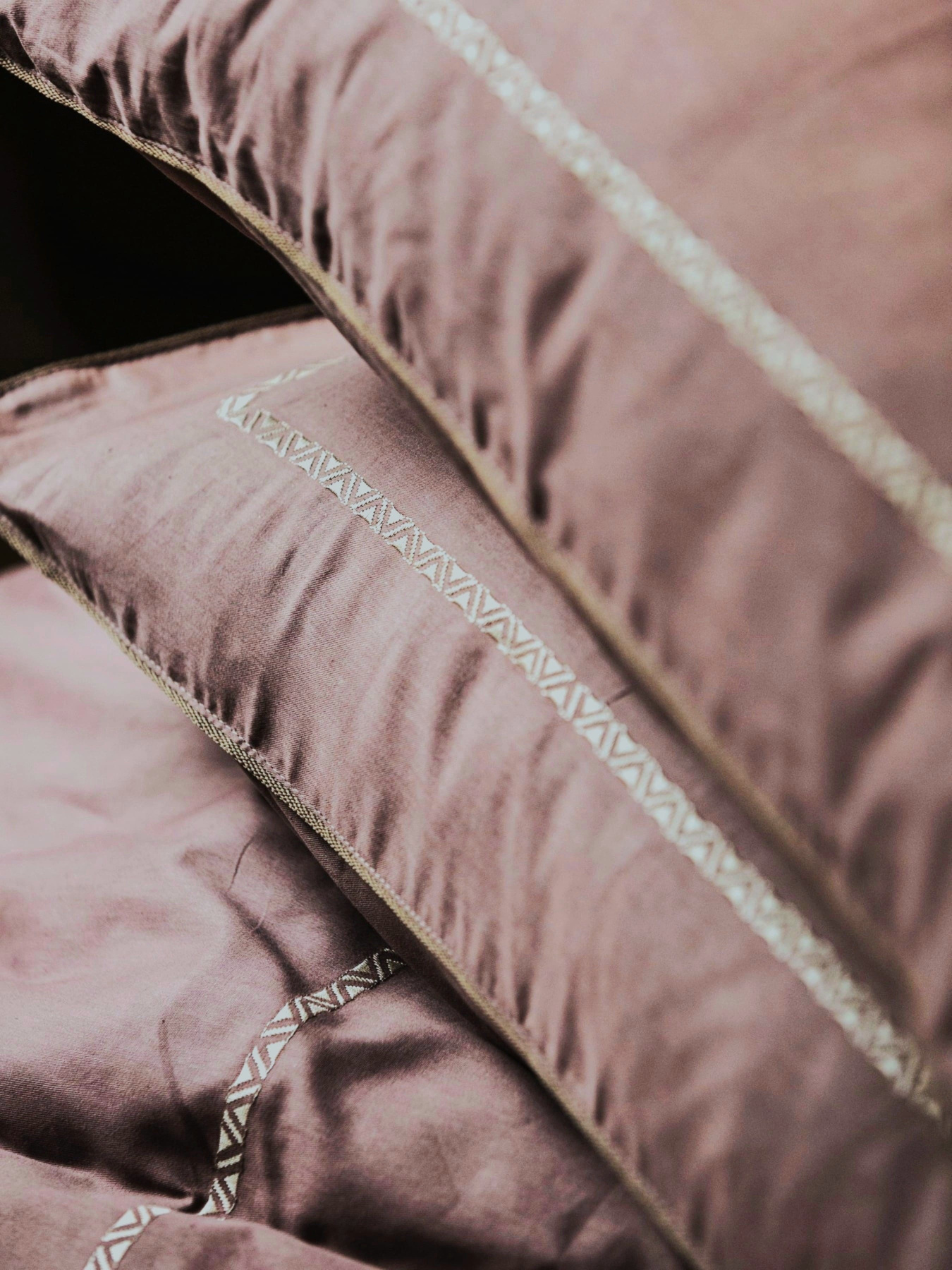 Комплект постельного белья с аутентичной вышивкой и кантом Stucco в сатиновом чехле для хранения Ecotton модель 25092 Фото