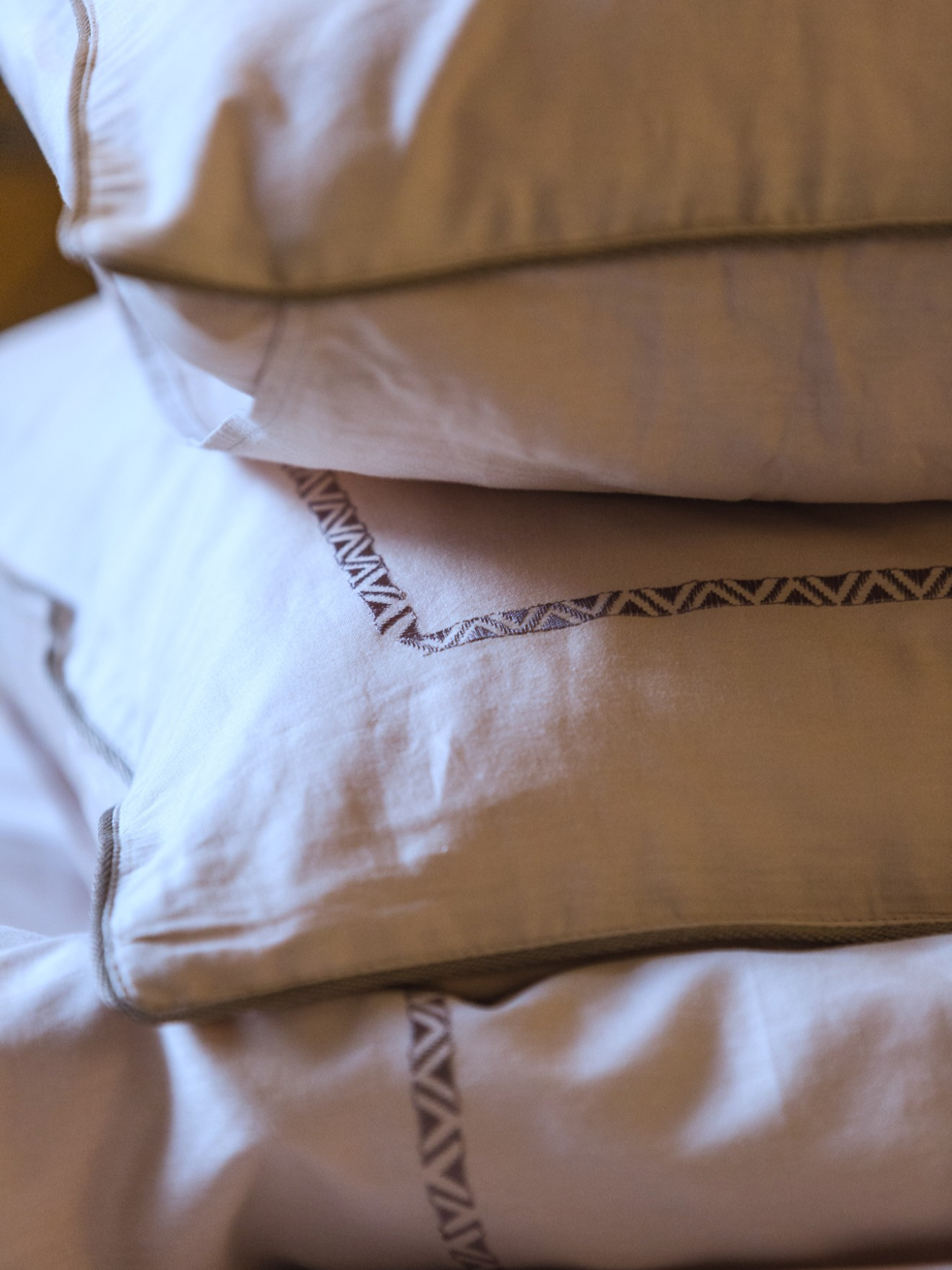 Комплект постільної білизни з автентичною вишивкою та кантом Shifting Sand в сатиновому чохлі для зберігання Ecotton модель 25093 Фото