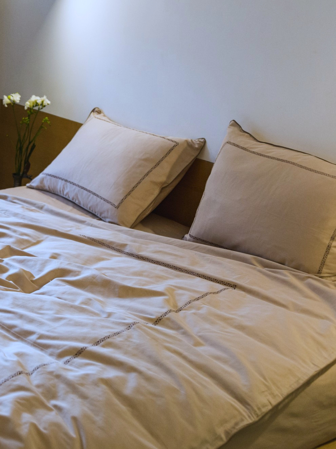 Комплект постільної білизни з автентичною вишивкою та кантом Shifting Sand в сатиновому чохлі для зберігання Ecotton модель 25093 Фото