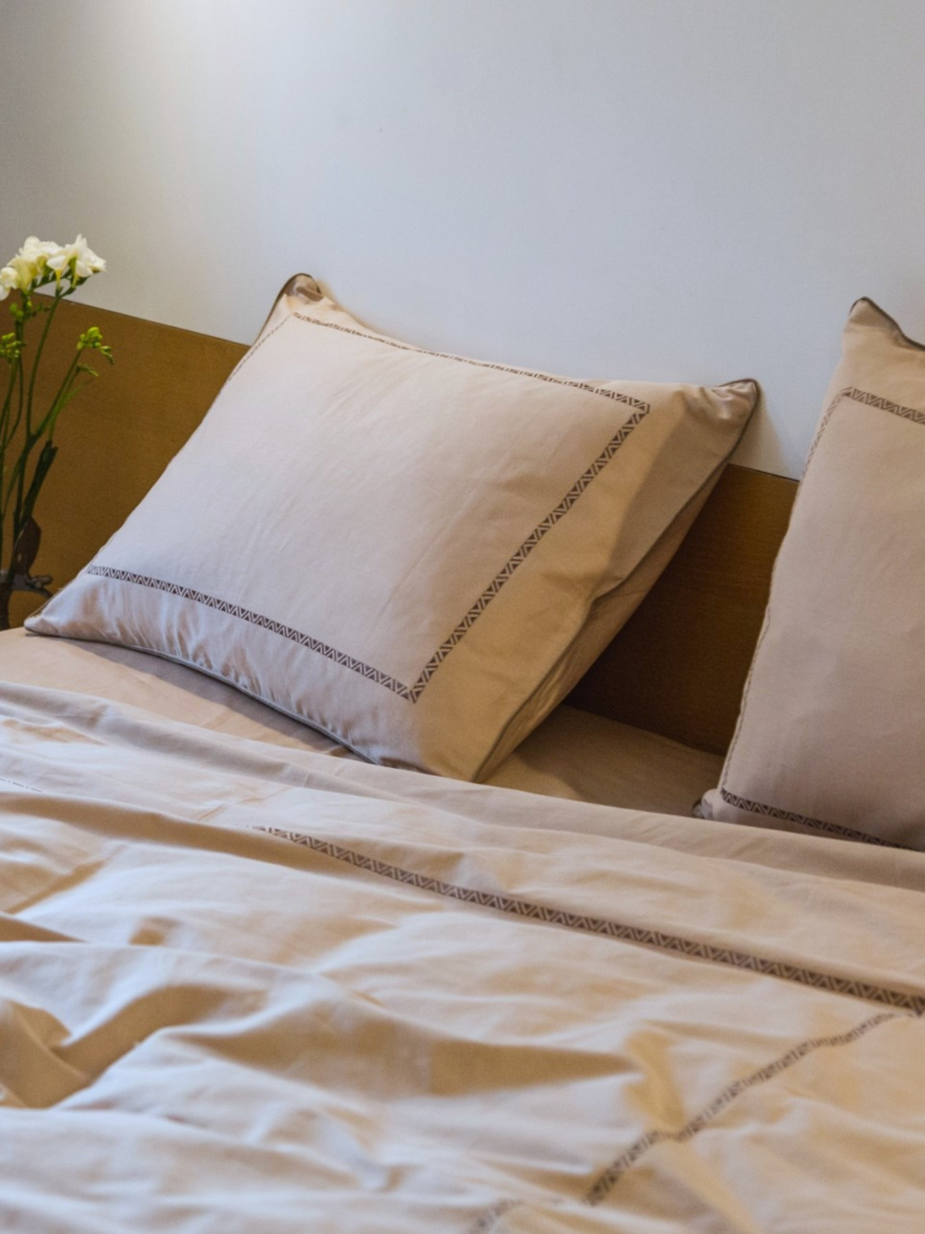 Комплект постельного белья с аутентичной вышивкой и кантом Shifting Sand в сатиновом чехле для хранения Ecotton модель 25093 Фото