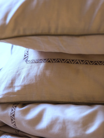 Комплект постельного белья с аутентичной вышивкой и кантом Shifting Sand в сатиновом чехле для хранения Ecotton модель 25093 Фото