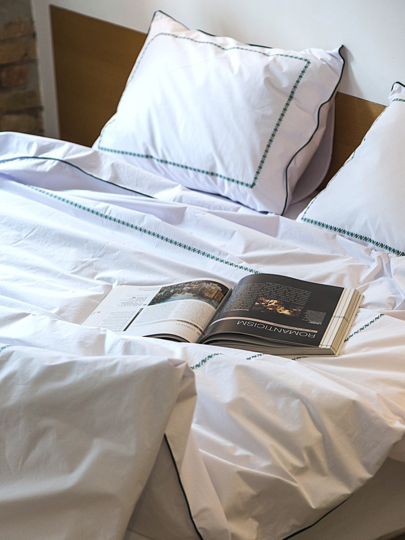 Комплект постельного белья с аутентичной вышивкой  и кантом Dark Green из перкаля в чехле для хранения Ecotton модель 25139 Фото