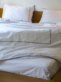 Комплект постельного белья с аутентичной вышивкой  и кантом Dark Green из перкаля в чехле для хранения Ecotton модель 25139 Фото