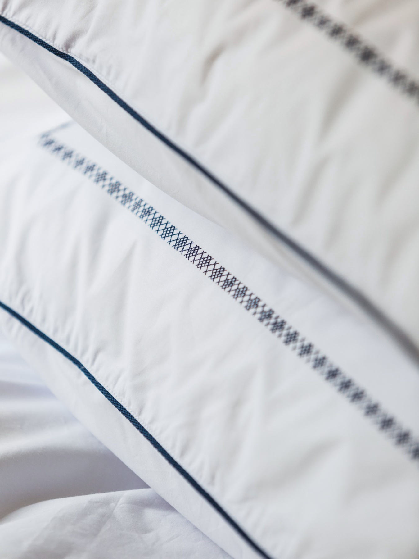 Комплект постельного белья с аутентичной вышивкой  и кантом Blue из перкаля в чехле для хранения Ecotton модель 25140 Фото