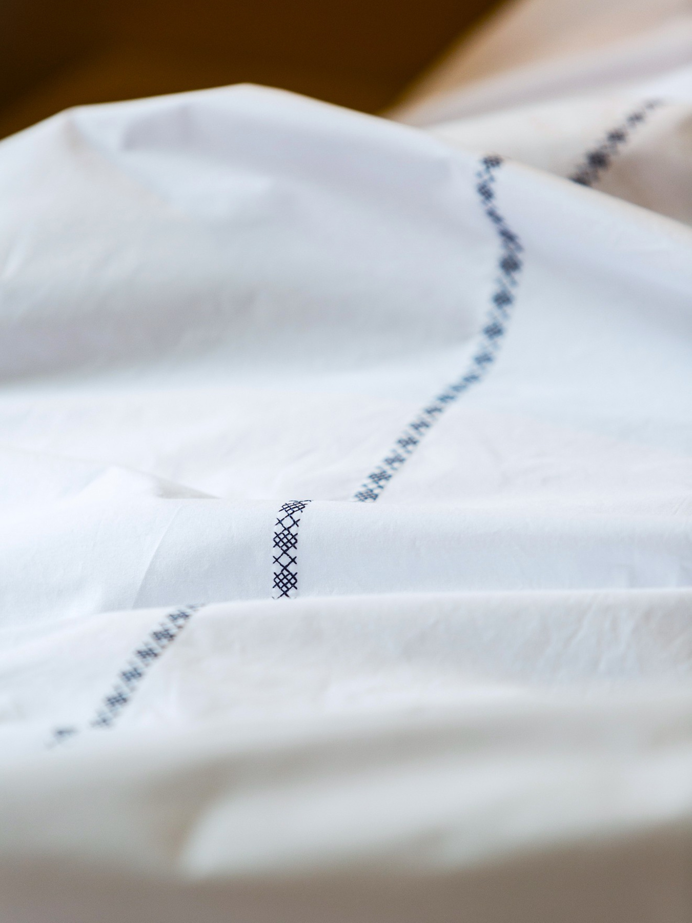 Комплект постельного белья с аутентичной вышивкой  и кантом Blue из перкаля в чехле для хранения Ecotton модель 25140 Фото