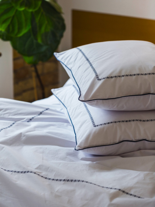 Комплект постільної білизни з автентичною вишивкою та кантом Blue із перкалю в чохлі для зберігання Ecotton модель 25140 Фото