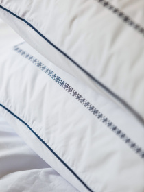 Комплект постельного белья с аутентичной вышивкой  и кантом Blue из перкаля в чехле для хранения Ecotton модель 25140 Фото