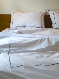 Комплект постельного белья с аутентичной вышивкой  и кантом Blue из перкаля в чехле для хранения Ecotton модель 25140 Фото