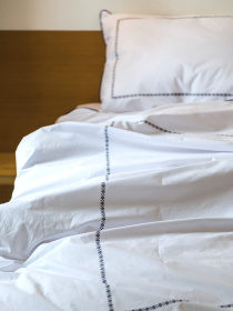 Комплект постельного белья с аутентичной вышивкой  и кантом Blue из перкаля в чехле для хранения Ecotton модель 25140 Фото