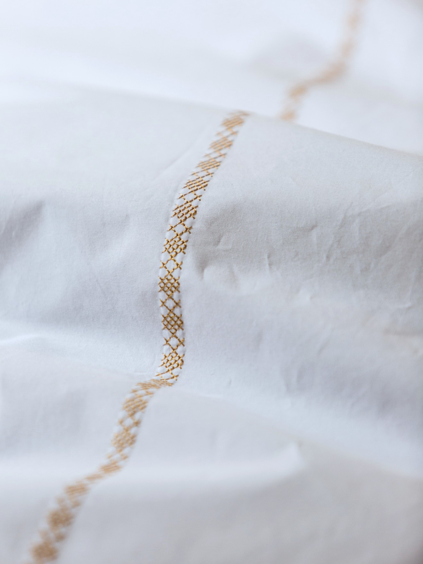 Комплект постельного белья с аутентичной вышивкой  и кантом Gold из перкаля в чехле для хранения Ecotton модель 25144 Фото