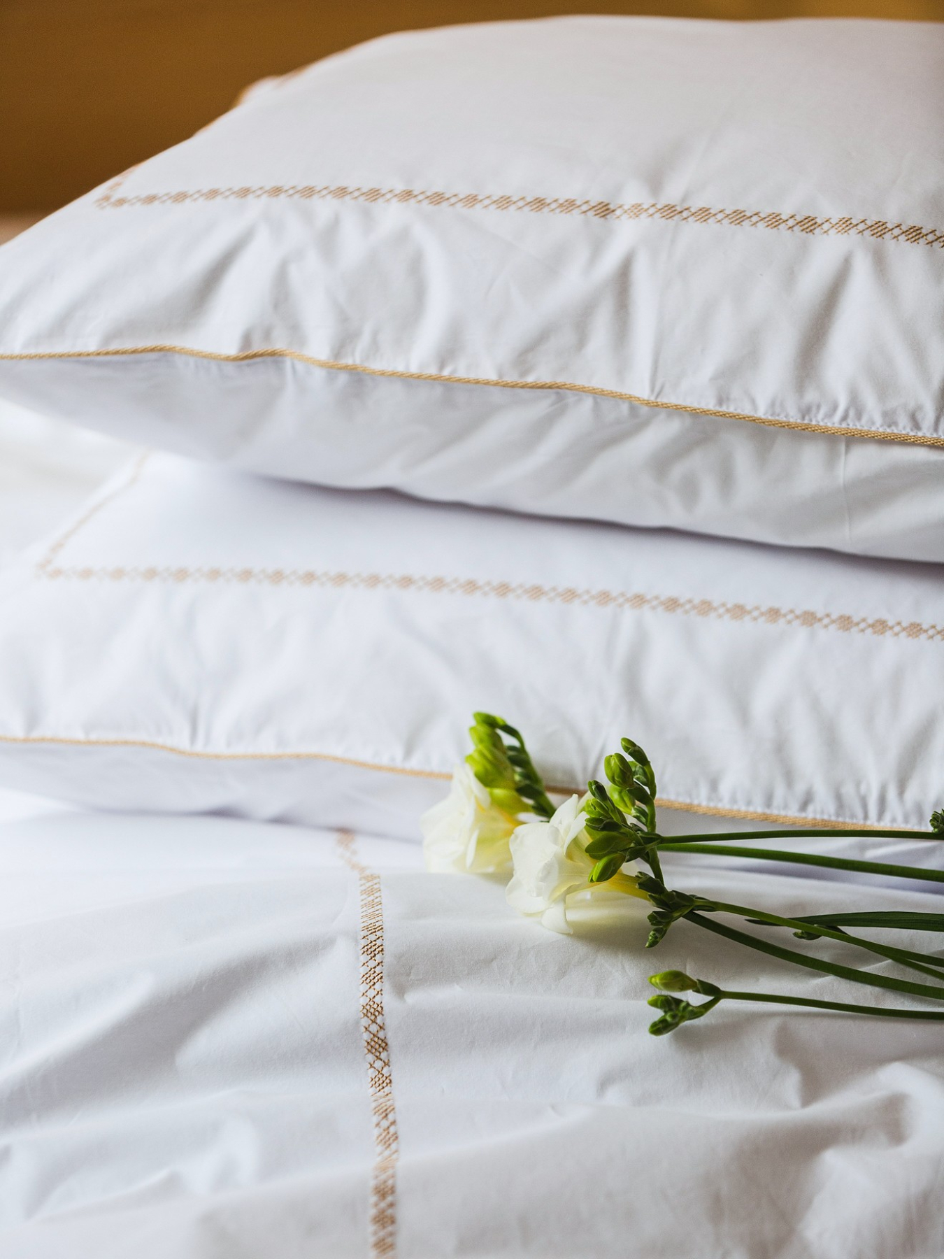 Комплект постельного белья с аутентичной вышивкой  и кантом Gold из перкаля в чехле для хранения Ecotton модель 25144 Фото