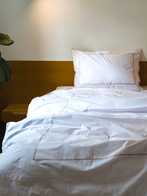 Комплект постельного белья с аутентичной вышивкой  и кантом Gold из перкаля в чехле для хранения Ecotton модель 25144 Фото