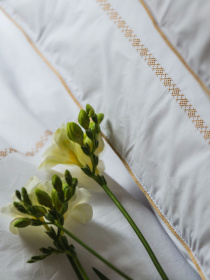 Комплект постельного белья с аутентичной вышивкой  и кантом Gold из перкаля в чехле для хранения Ecotton модель 25144 Фото