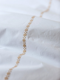 Комплект постельного белья с аутентичной вышивкой  и кантом Gold из перкаля в чехле для хранения Ecotton модель 25144 Фото