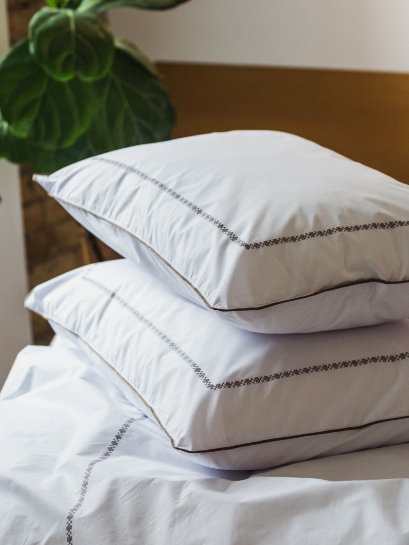 Комплект постельного белья с аутентичной вышивкой  и кантом Cappuccino из перкаля в чехле для хранения Ecotton модель 25138 Фото