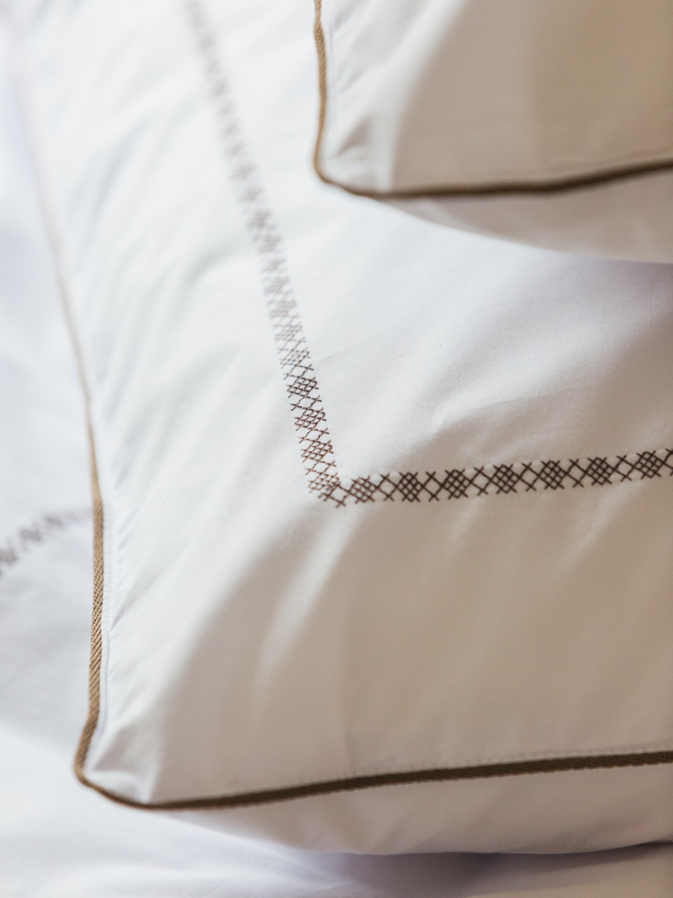 Комплект постельного белья с аутентичной вышивкой  и кантом Cappuccino из перкаля в чехле для хранения Ecotton модель 25138 Фото