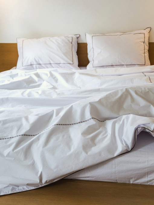 Комплект постельного белья с аутентичной вышивкой  и кантом Cappuccino из перкаля в чехле для хранения Ecotton модель 25138 Фото