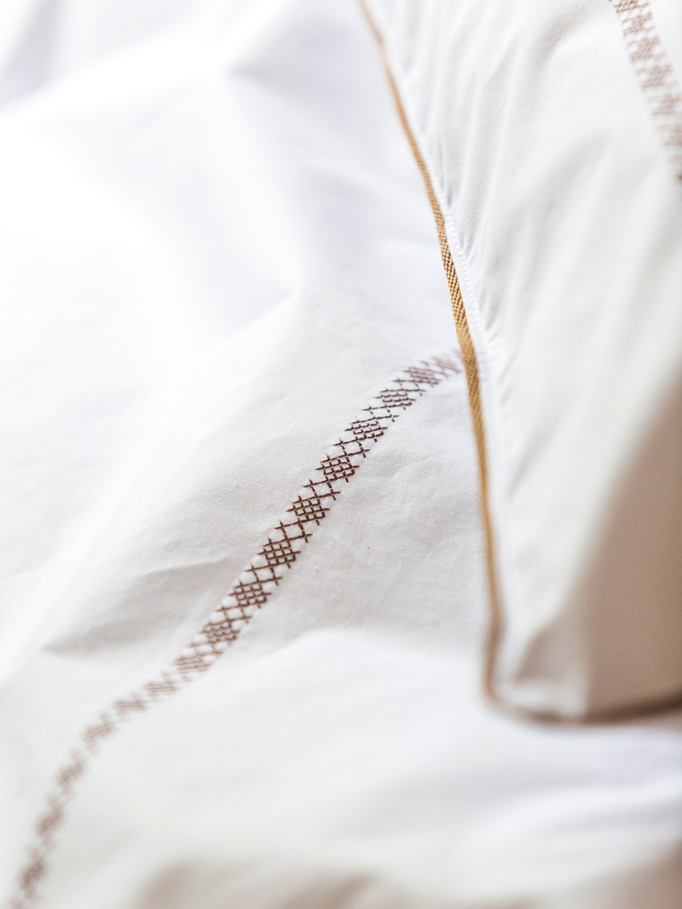 Комплект постельного белья с аутентичной вышивкой  и кантом Cappuccino из перкаля в чехле для хранения Ecotton модель 25138 Фото