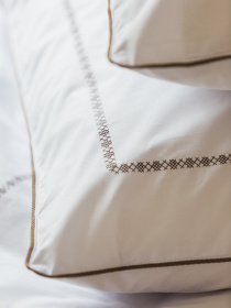 Комплект постельного белья с аутентичной вышивкой  и кантом Cappuccino из перкаля в чехле для хранения Ecotton модель 25138 Фото