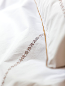 Комплект постельного белья с аутентичной вышивкой  и кантом Cappuccino из перкаля в чехле для хранения Ecotton модель 25138 Фото