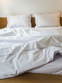 Комплект постельного белья с аутентичной вышивкой  и кантом Cappuccino из перкаля в чехле для хранения Ecotton модель 25138 Фото