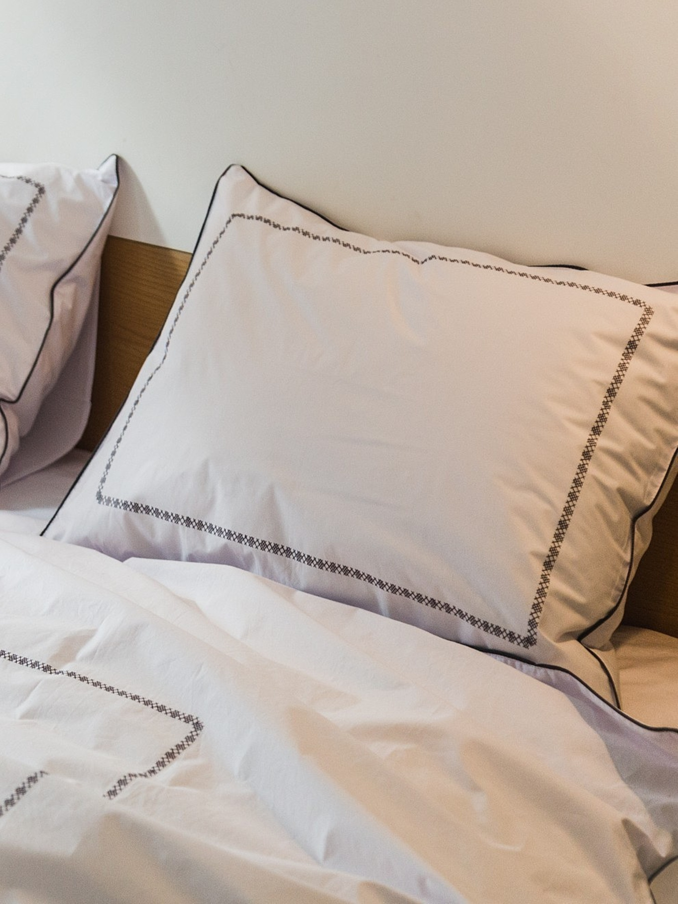 Комплект постельного белья с аутентичной вышивкой  и кантом Graphite из перкаля в чехле для хранения Ecotton модель 25141 Фото