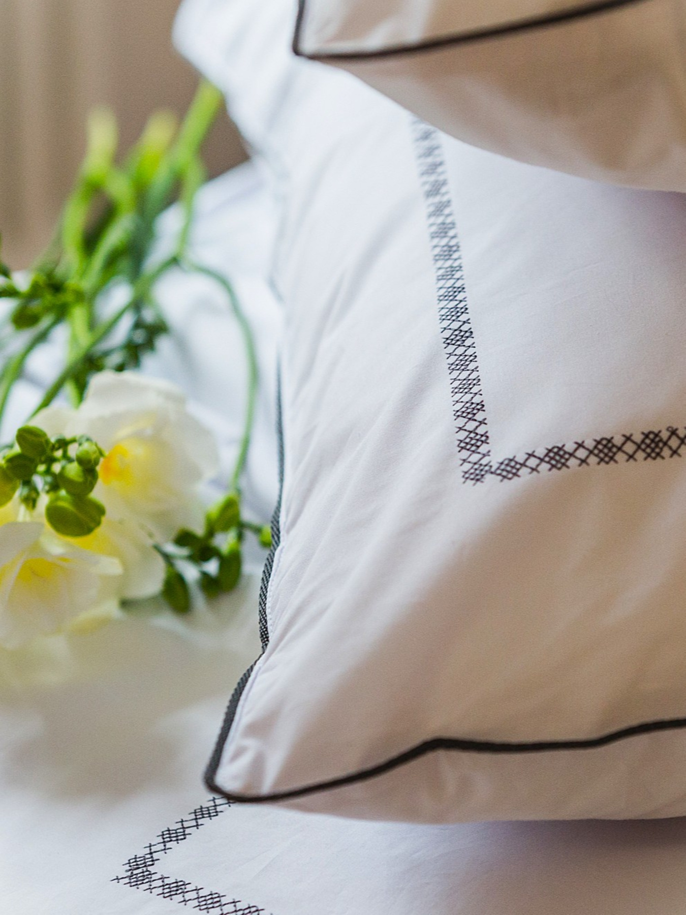 Комплект постельного белья с аутентичной вышивкой  и кантом Graphite из перкаля в чехле для хранения Ecotton модель 25141 Фото