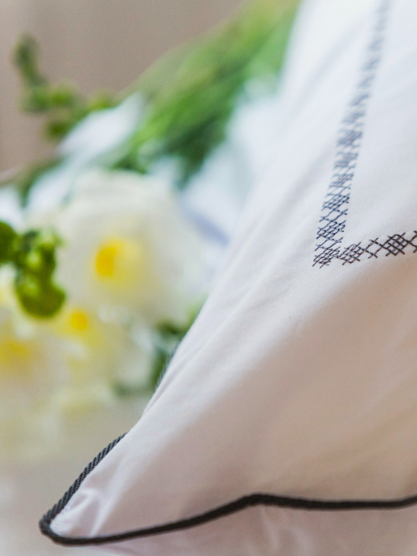 Комплект постельного белья с аутентичной вышивкой  и кантом Graphite из перкаля в чехле для хранения Ecotton модель 25141 Фото