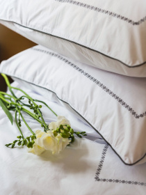 Комплект постельного белья с аутентичной вышивкой  и кантом Graphite из перкаля в чехле для хранения Ecotton модель 25141 Фото