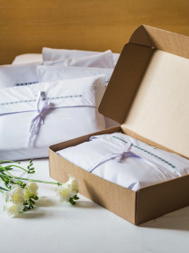 Комплект постельного белья с аутентичной вышивкой  и кантом Graphite из перкаля в чехле для хранения Ecotton модель 25141 Фото