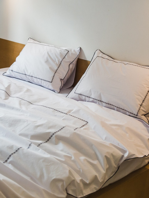 Комплект постільної білизни з автентичною вишивкою та кантом Graphite із перкалю в чохлі для зберігання Ecotton модель 25141 Фото