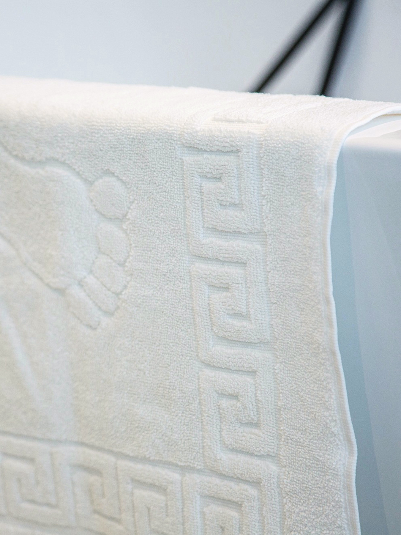 Килимок махровий для ніг білий з тисненням Ніжки White Ecotton модель 24690 Фото