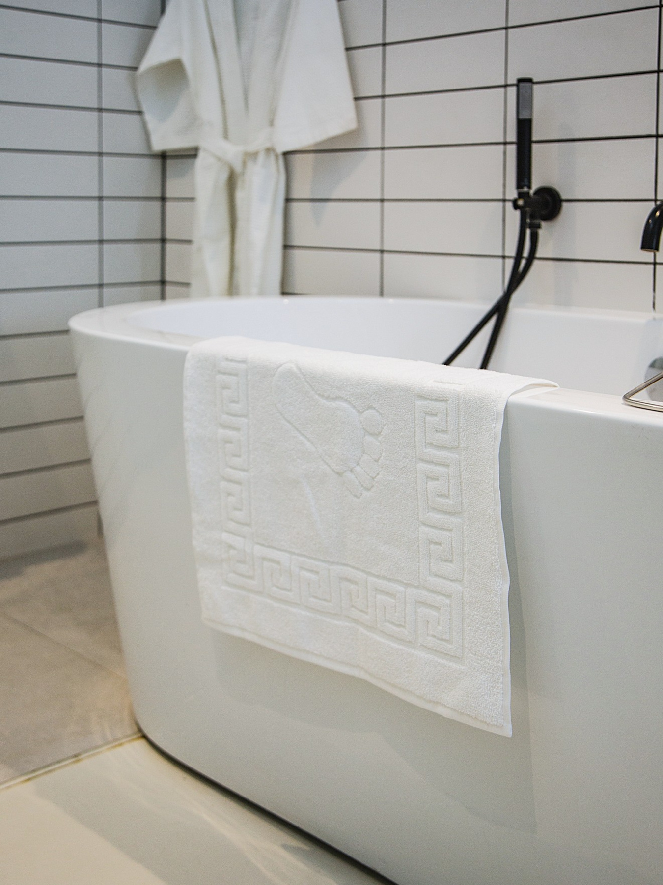 Коврик махровый для ног белый с тиснением Ножки White Ecotton модель 24690 Фото