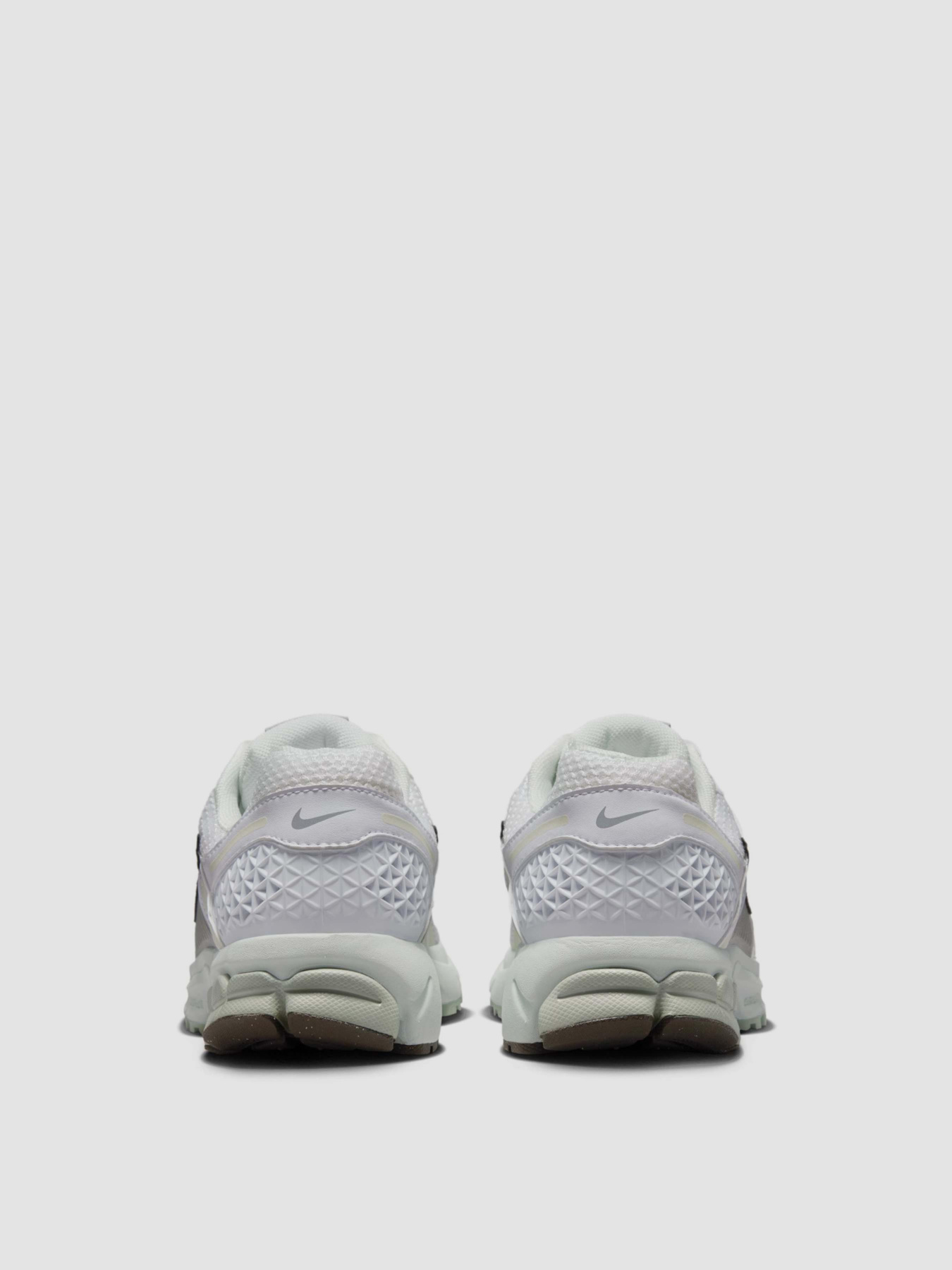 Кросівки NIKE Zoom Vomero 5 модель FJ2028-103 Фото