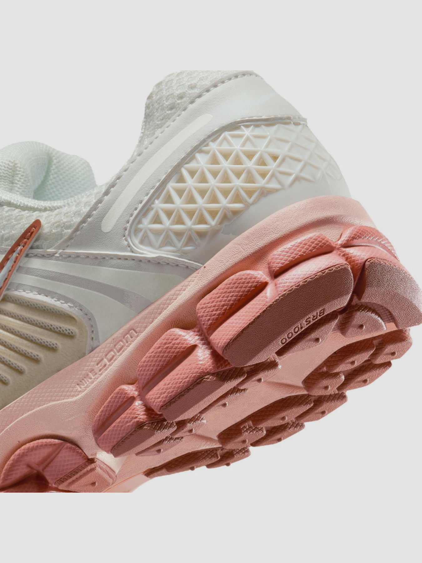 Кроссовки NIKE Zoom Vomero 5 модель FJ2028-002 Фото