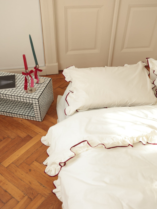 Комплект постельного белья из ткани ранфорс молочного цвета с рюшами и бордовым кантом. BedclozZzes модель 19345 Фото