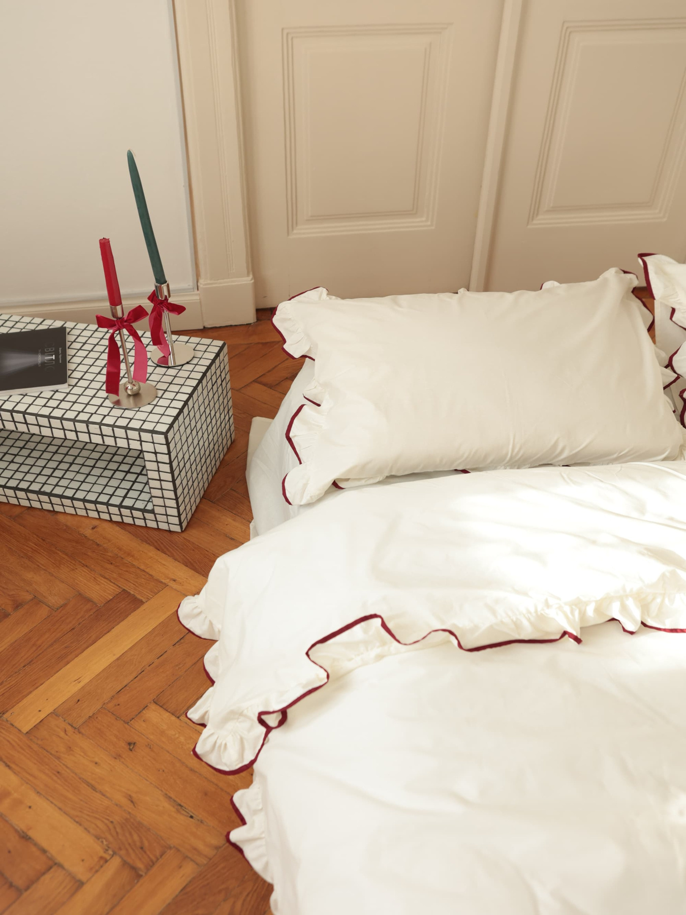 Комплект постельного белья из ткани ранфорс молочного цвета с рюшами и бордовым кантом. BedclozZzes модель 19345 Комплект постельного белья из ткани ранфорс молочного цвета с рюшами и бордовым кантом. BedclozZzes модель 19345 Фото