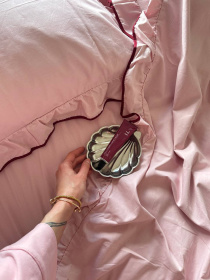 Комплект постільної білизни з тканини ранфорс рожевого кольору з рюшами та бордовим кантом BedclozZzes модель 16350 Фото