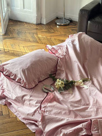 Комплект постільної білизни з тканини ранфорс рожевого кольору з рюшами та бордовим кантом BedclozZzes модель 16350 Фото