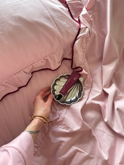 BedclozZzes ­Комплект постільної білизни з тканини ранфорс рожевого кольору з рюшами та бордовим кантом модель 16350 — фото - INTERTOP
