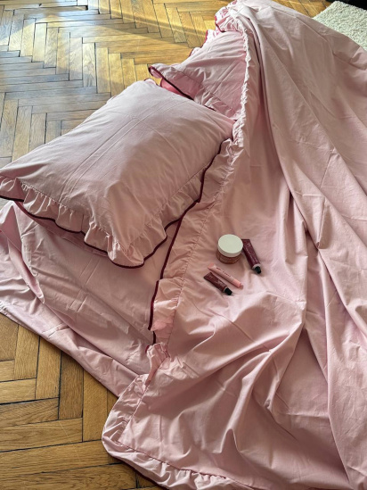 BedclozZzes ­Комплект постільної білизни з тканини ранфорс рожевого кольору з рюшами та бордовим кантом модель 16350 — фото 3 - INTERTOP