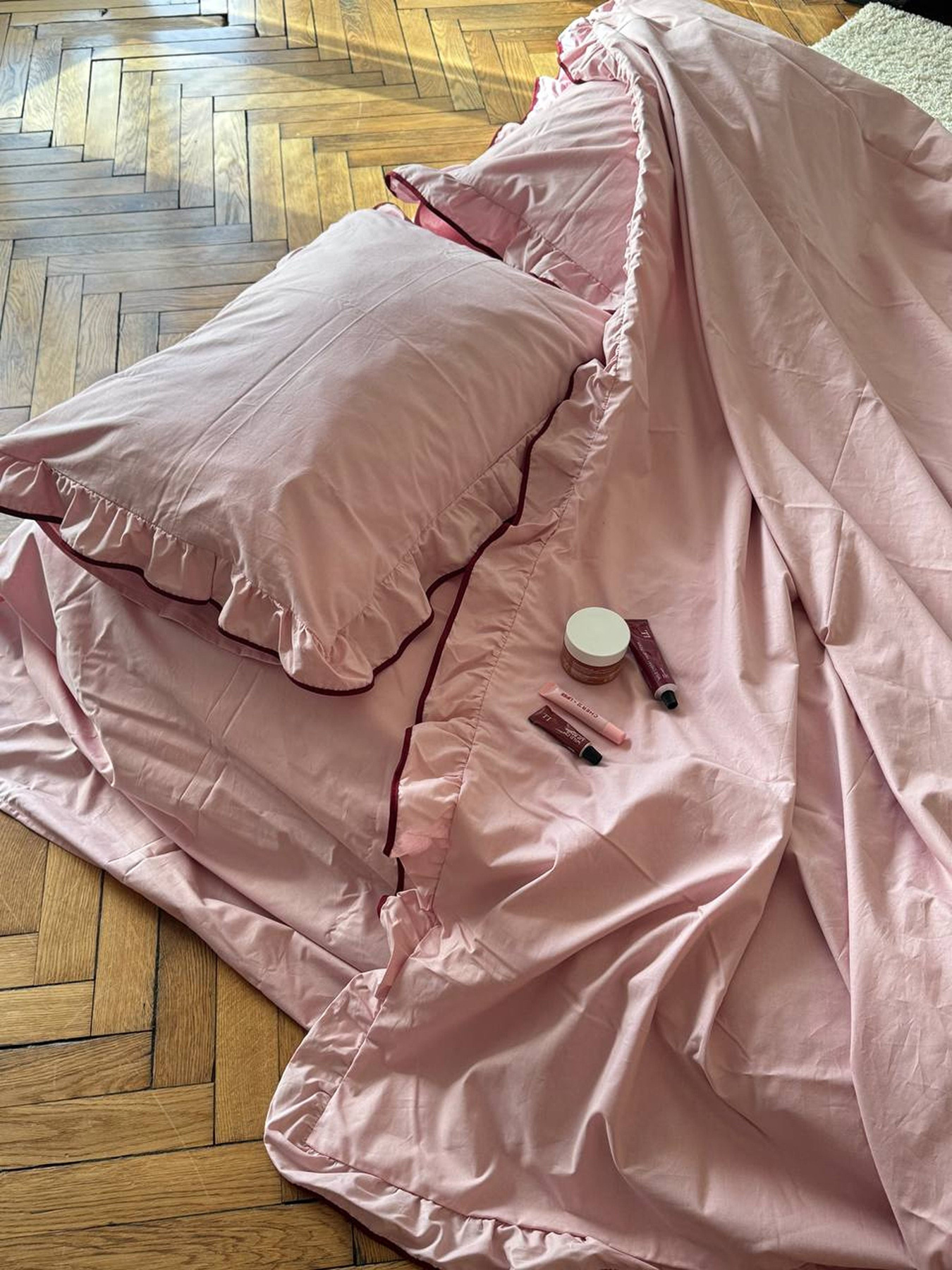 Комплект постільної білизни з тканини ранфорс рожевого кольору з рюшами та бордовим кантом BedclozZzes модель 16350 Фото