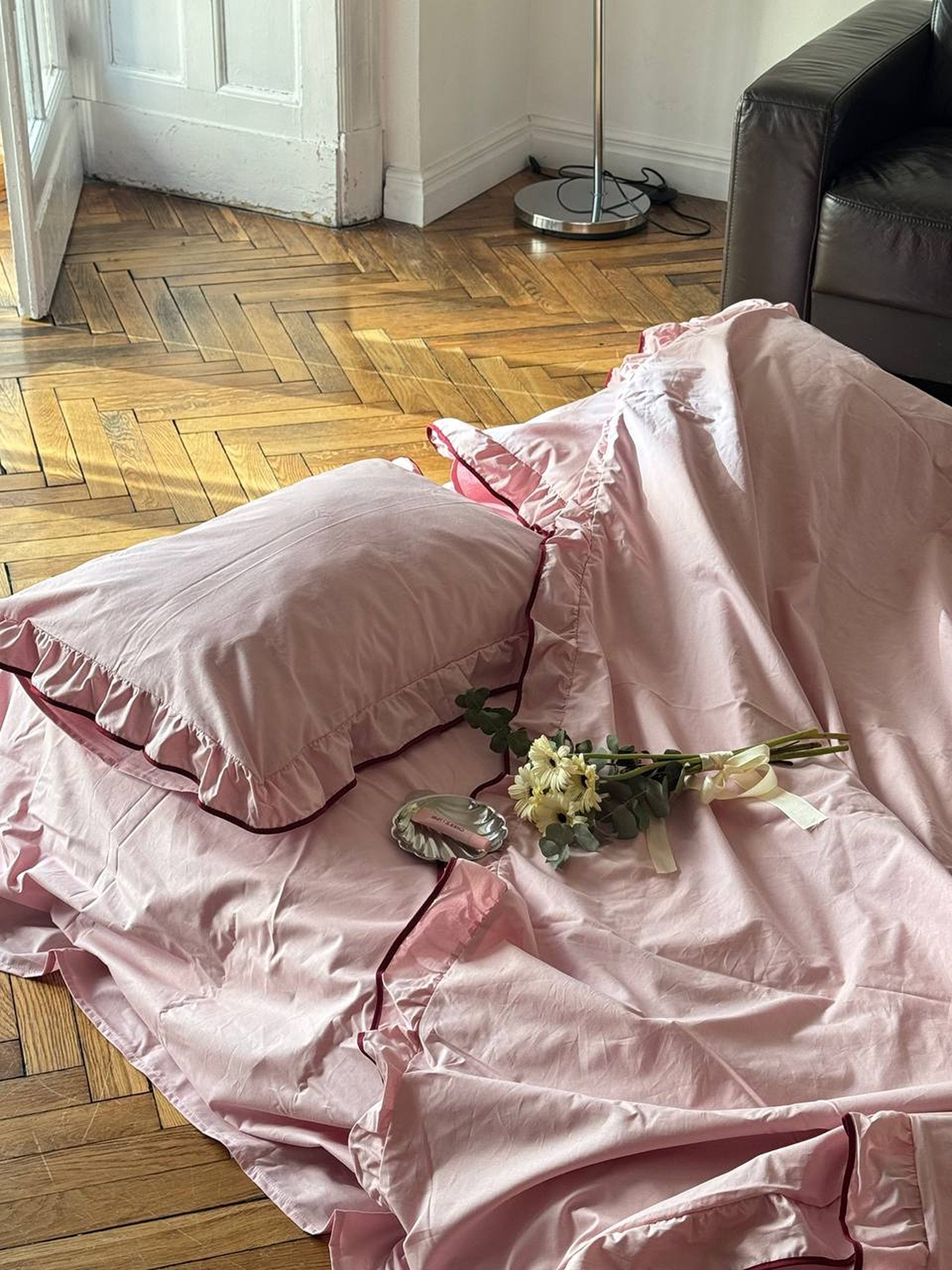 Комплект постільної білизни з тканини ранфорс рожевого кольору з рюшами та бордовим кантом BedclozZzes модель 16350 Фото