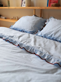 Комплект постельного белья из ткани ранфорс голубого цвета с рюшами и бордовым кантом. BedclozZzes модель 16540 Фото