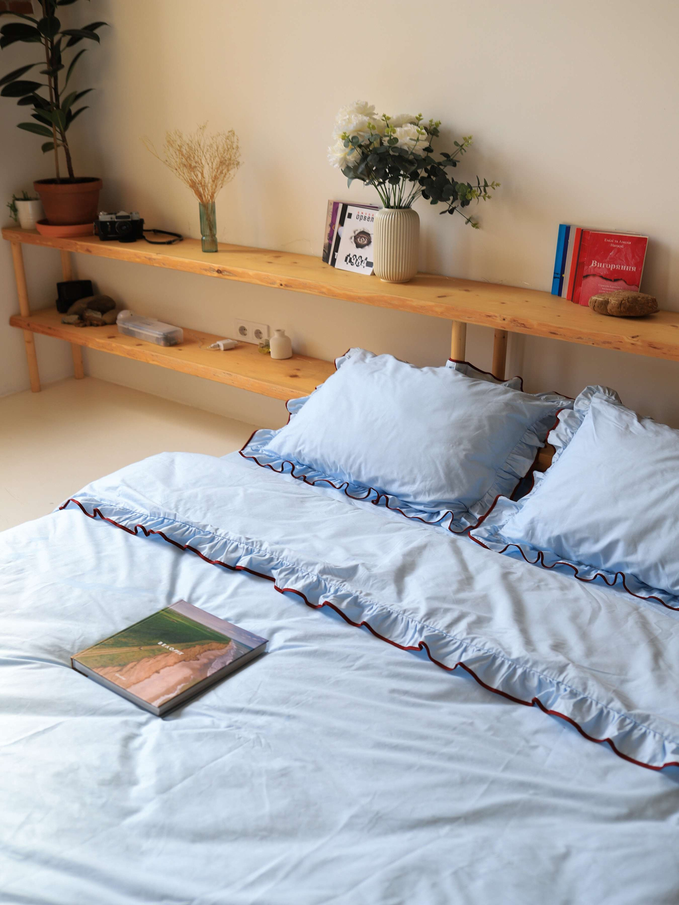 Комплект постільної білизни з тканини ранфорс блакитного кольору з рюшами та бордовим кантом BedclozZzes модель 16540 Фото