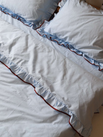 Комплект постільної білизни з тканини ранфорс блакитного кольору з рюшами та бордовим кантом BedclozZzes модель 16540 Фото