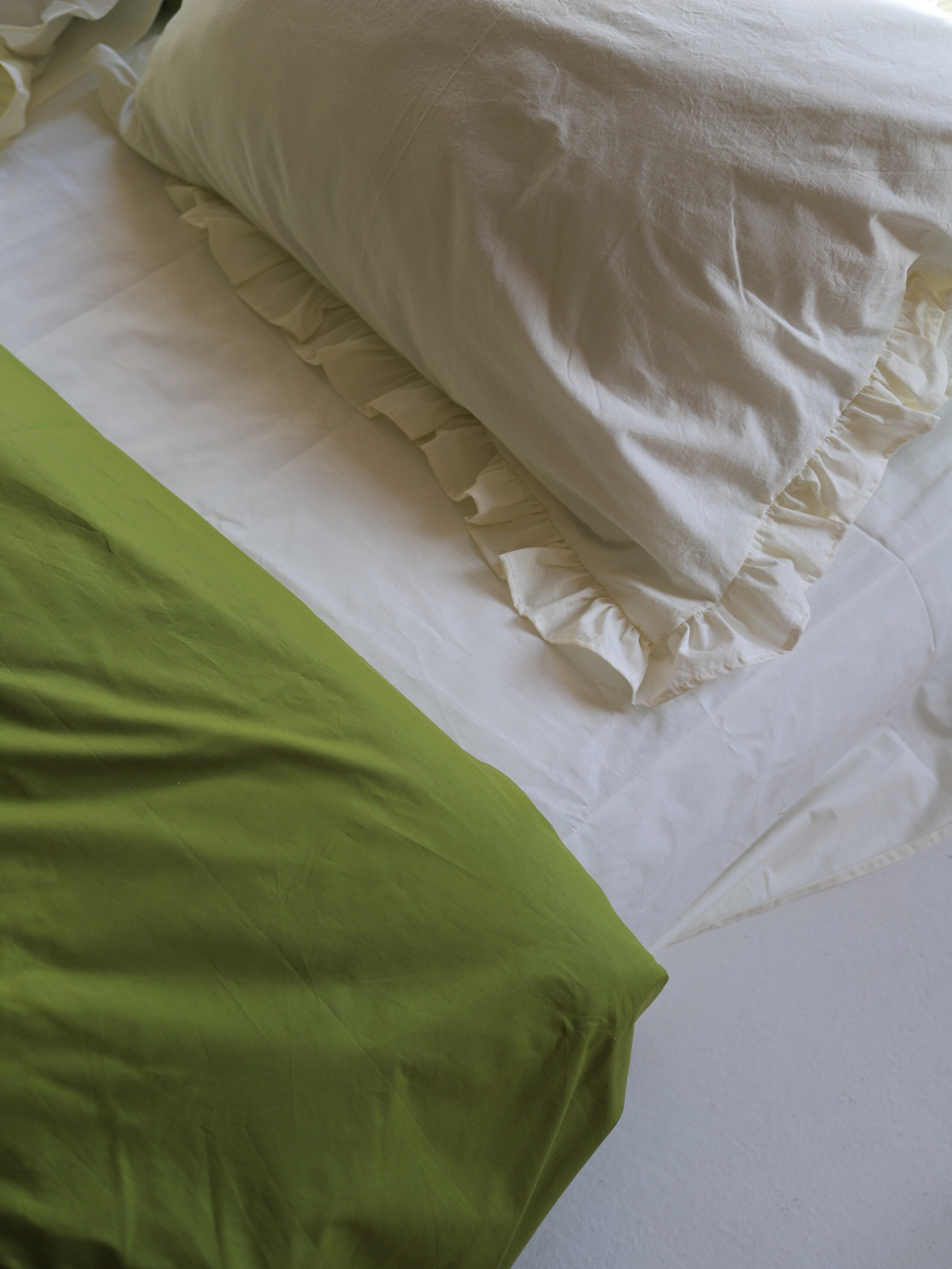 Комплект постельного белья из ткани ранфорс молочный+матча с рюшами. BedclozZzes модель 16355 Фото